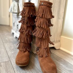 NEW- Minnetonka 5-layer Fringe Boots